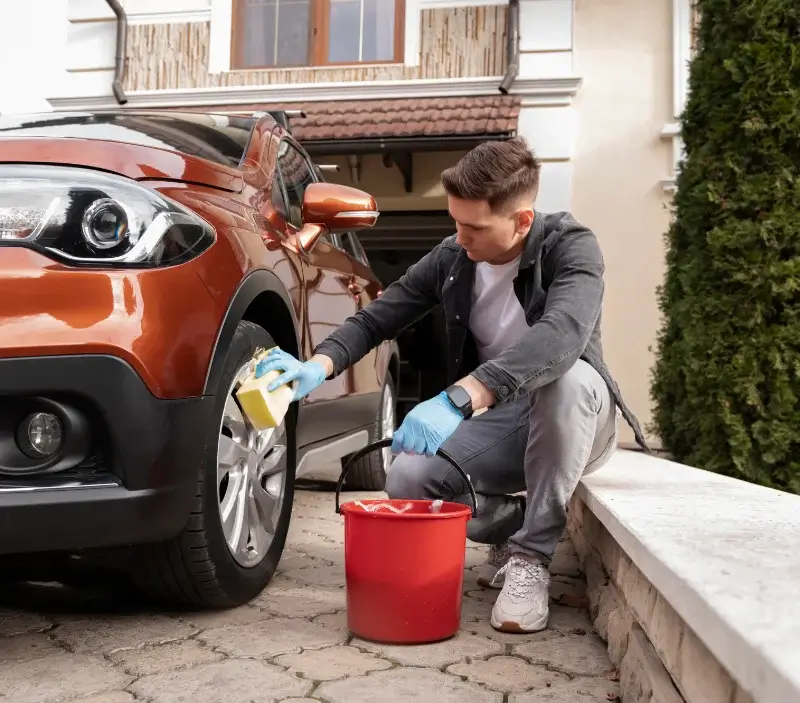 Lavage auto à domicile Cram-Chaban : professionnel intervenant sur un véhicule